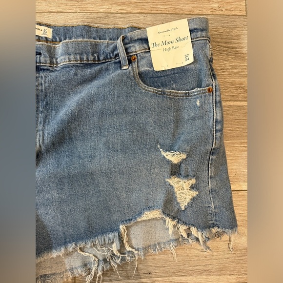Abercrombie & Fitch~ Women’s The Mom Denim Distressed Shorts High Rise Size 24‎ - Picture 2 of 9